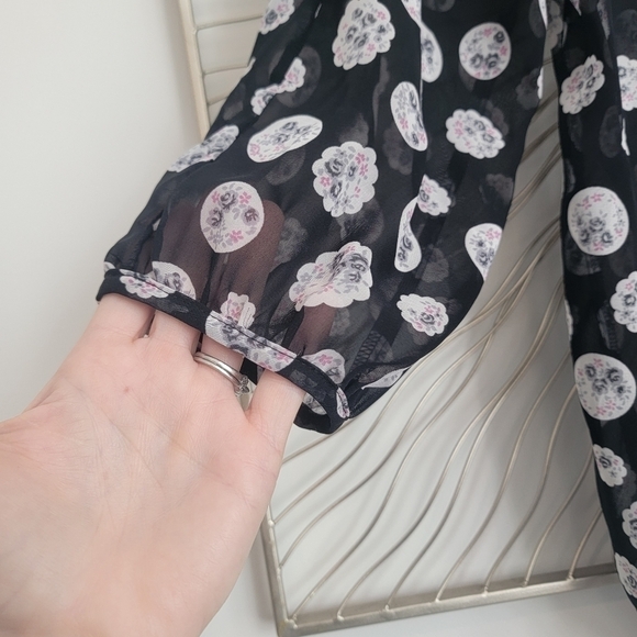 LC Lauren Conrad Semi Sheer Chiffon Black Floral Pleat Button Front Blouse XS - Picture 8 of 12